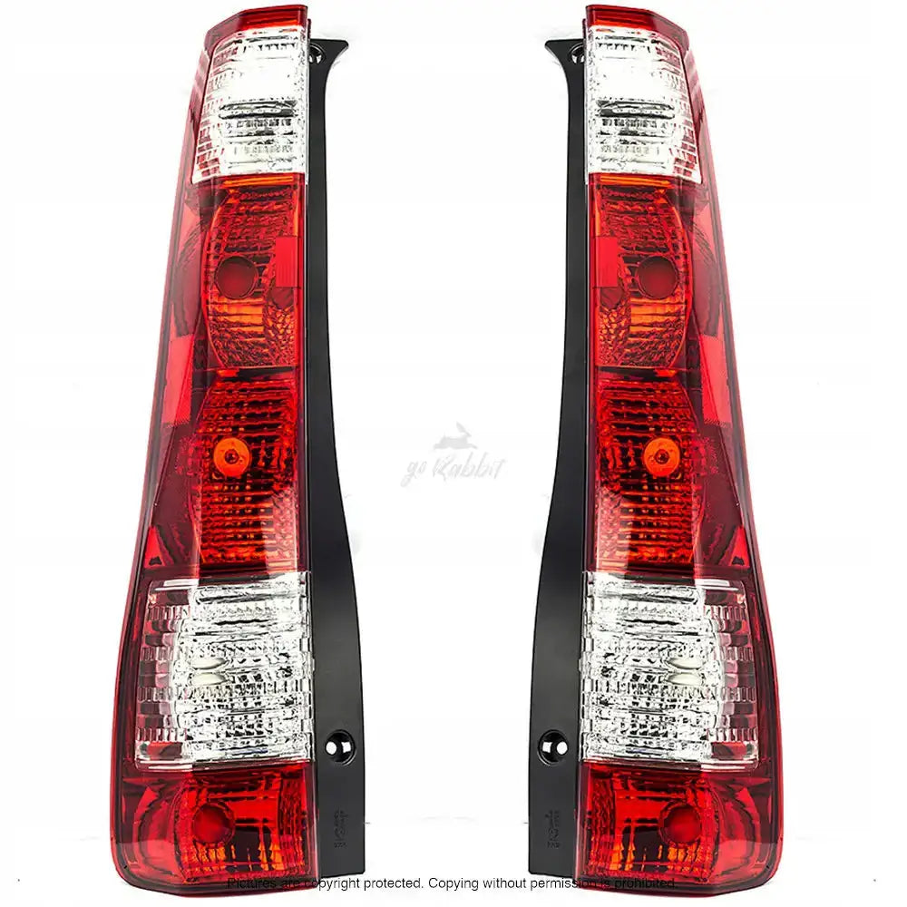 Baklykter Honda CRV 01-06, to baklys med klart og rødt glass og sorte kanter mot hvit bakgrunn.