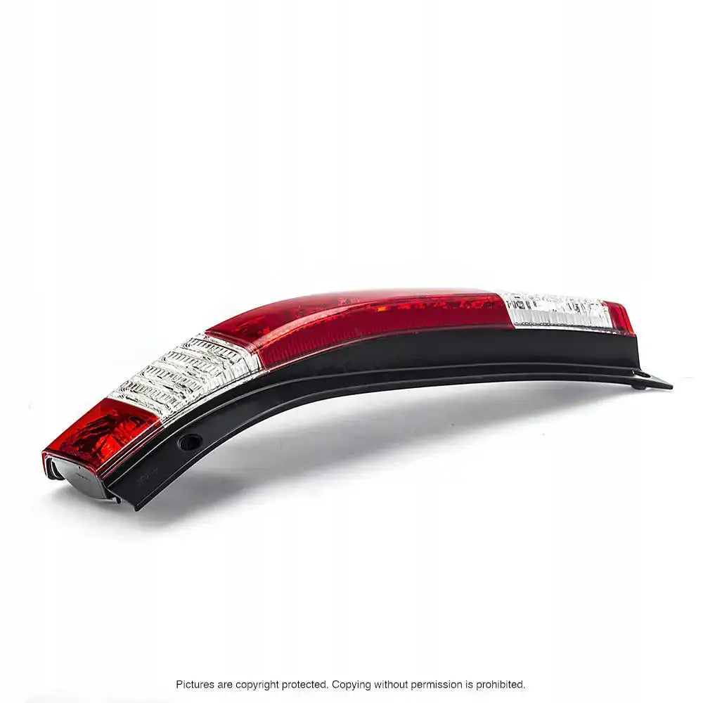 Baklys Honda CRV 01-06 med røde og klare felter sett fra skrå vinkel mot hvit bakgrunn.