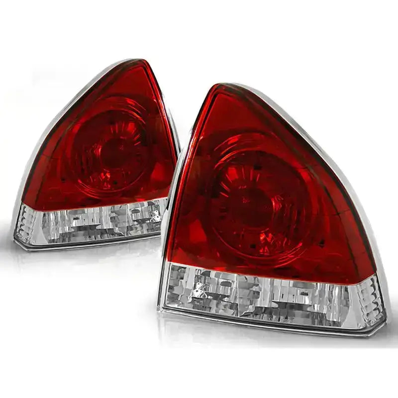 Baklykter Honda Prelude 02.92-01.97 med røde og hvite seksjoner, sett fra skrå vinkel mot hvit bakgrunn.