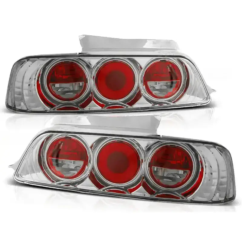 Baklykter Honda Prelude 02.97-01 Chrome med klart hus og runde røde elementer, sett fra skrå vinkel.