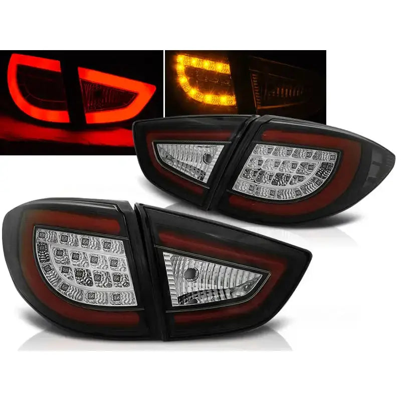 Baklykter Hyundai IX35 Black Led med klart glass, rød ramme og LED-paneler sett fra skrå vinkel.