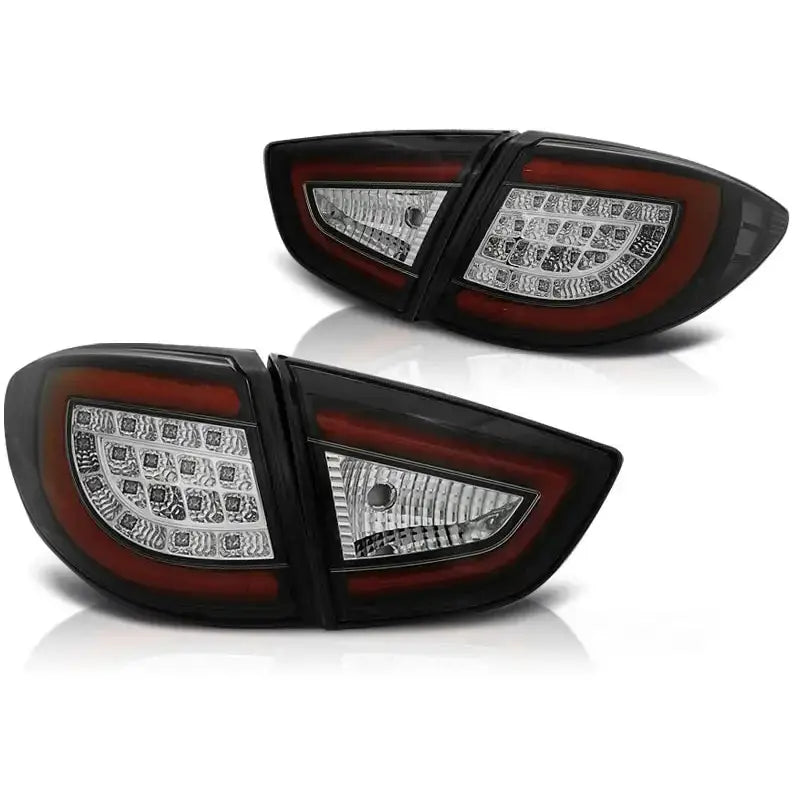 Baklykt Hyundai IX35 Black Led med svart og rødt design, klare linser og mønstrede reflektorer.