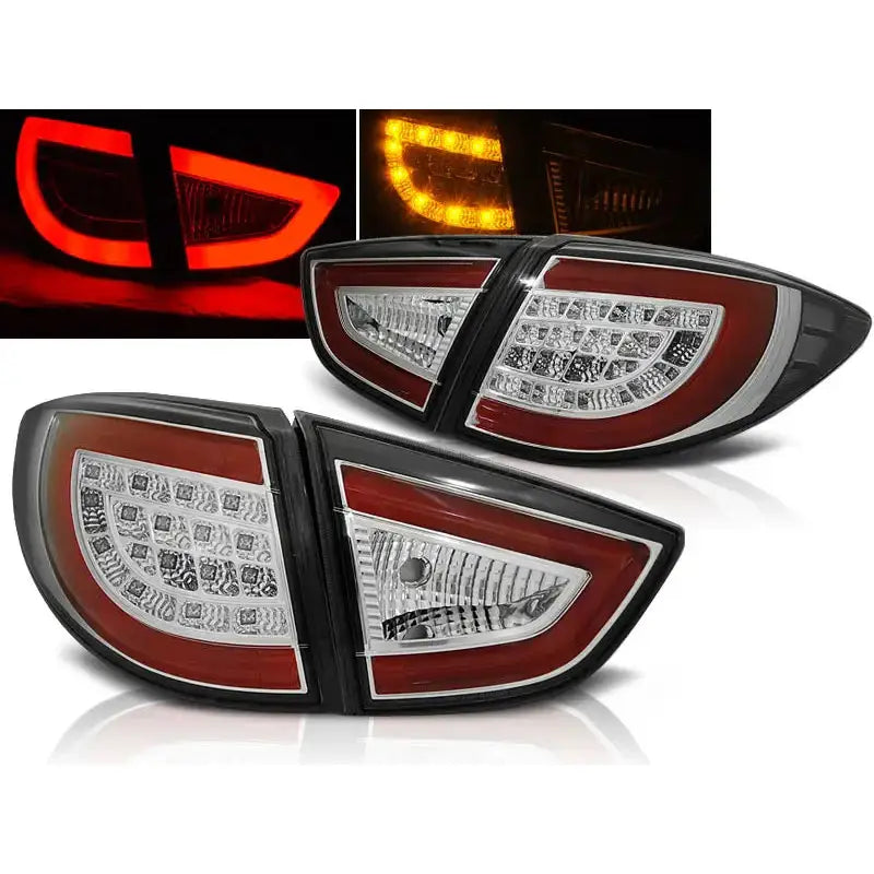 Baklykter Hyundai IX35 09-13 Chrome LED sett vist fra skrå vinkel, med innfelt bilde av lyktene tent.