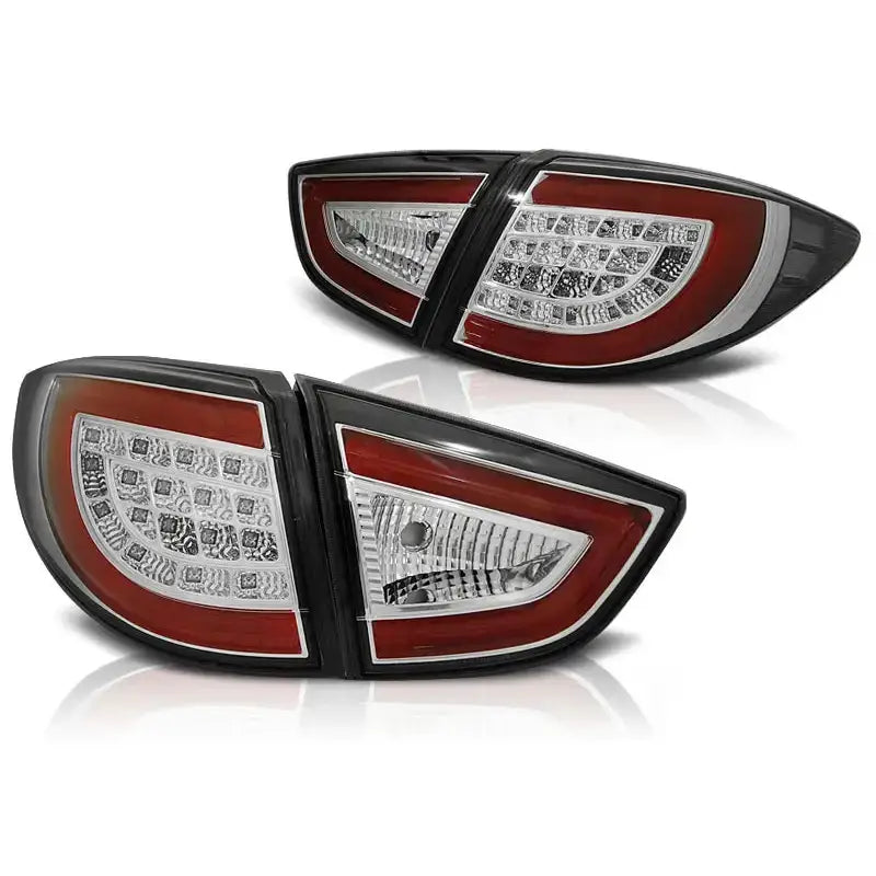 Baklykt Hyundai IX35 Chrome LED med klart og rødt glass, sorte rammer, vist fra skrå vinkel.