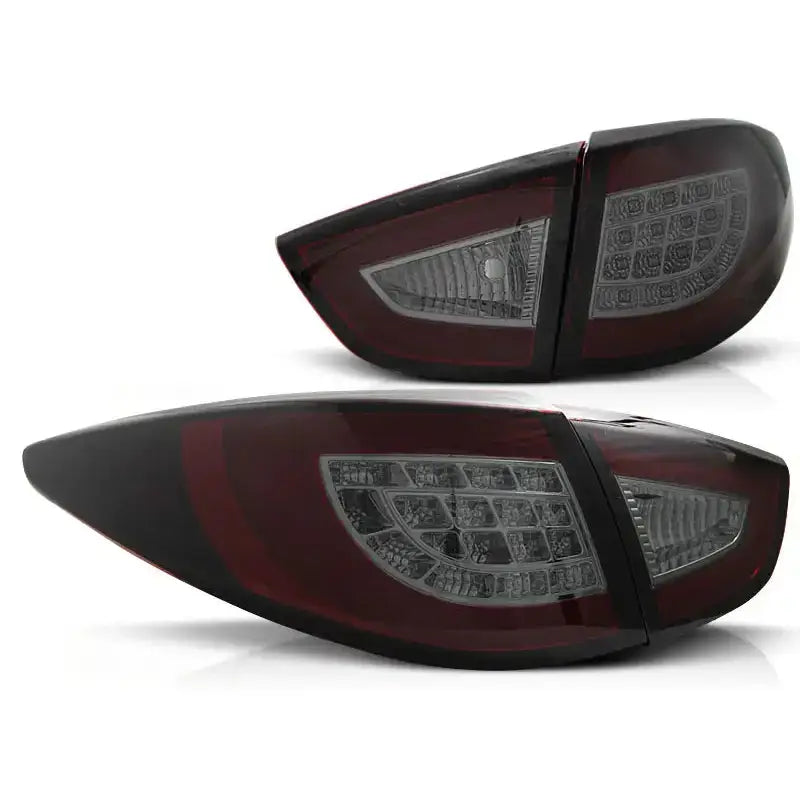 Baklykt Hyundai IX35 LED, sotet rød og klar plast, skrå vinkel, moderne kantet design på hvit bakgrunn.