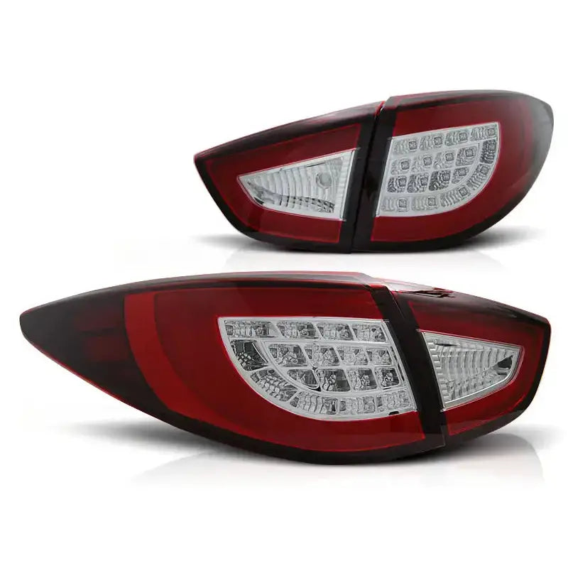 Baklykt Hyundai IX35 LED i klart glass og rød plast, sett fra skrå vinkel med synlige detaljer.