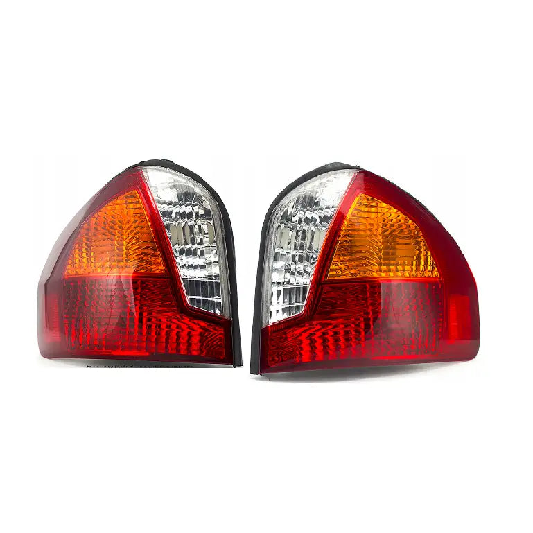 Baklykter Hyundai Santa Fe 01-06 sett forfra med røde, oransje og hvite felter mot hvit bakgrunn.