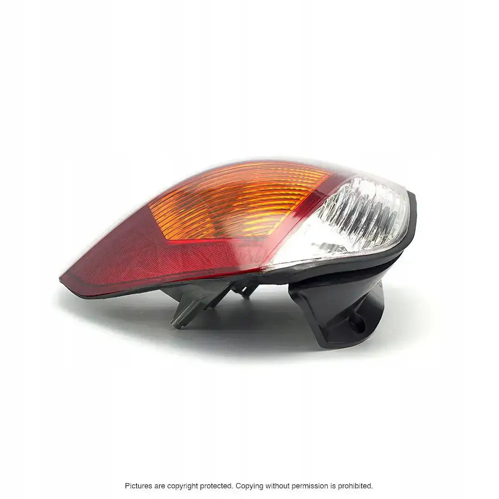 Baklykt Hyundai Santa Fe 01-06 med røde, oransje og klare felter, vist skrått med festebraketter.