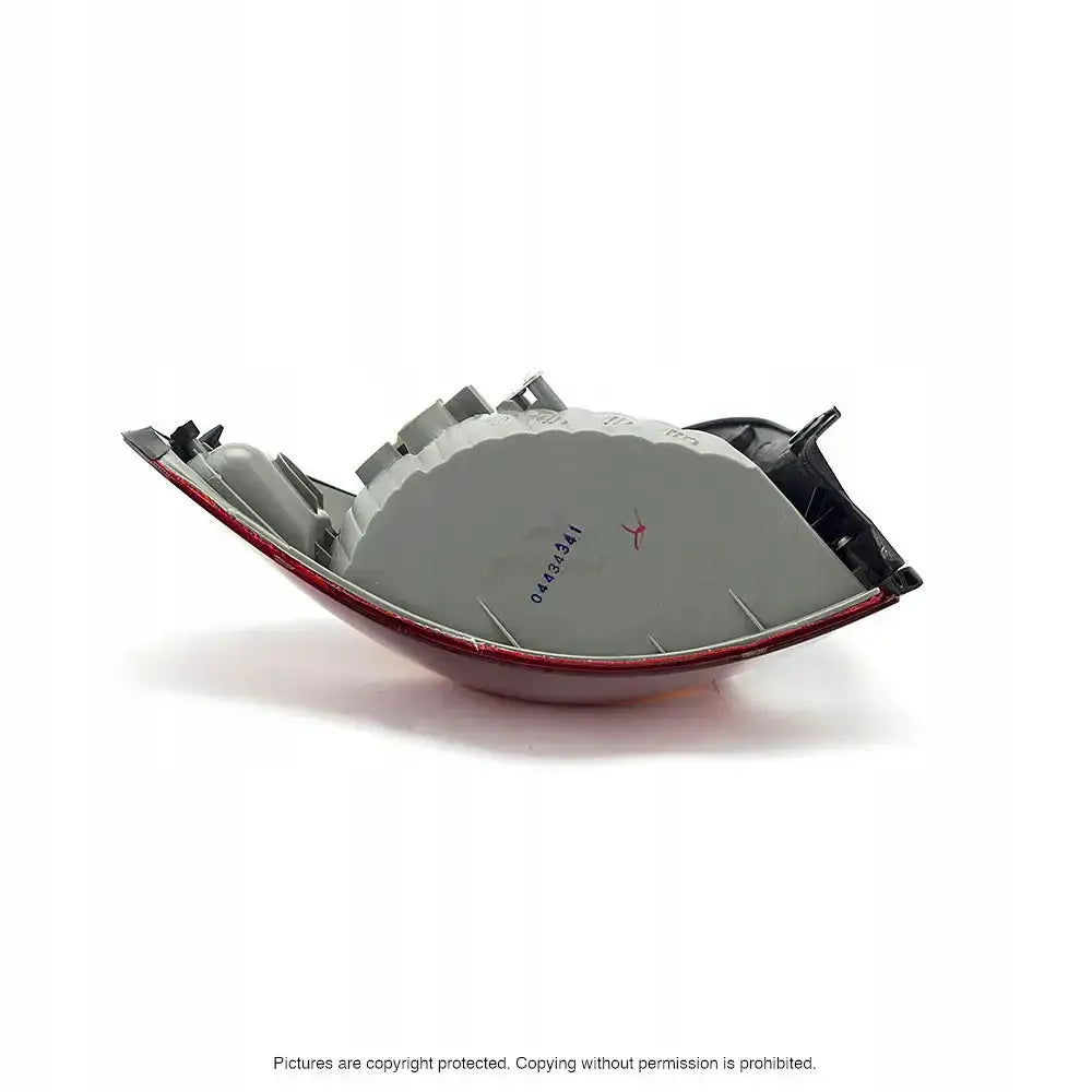 Baklys Hyundai Santa Fe 01-06 sett fra siden med grå bakside, rød kant og serienummer synlig.