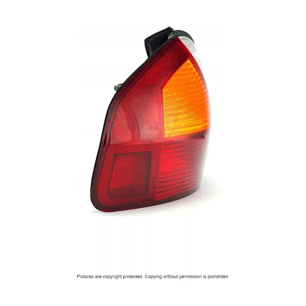 Baklys Hyundai Santa Fe 01-06 med rød og oransje plast, sett skrått bakfra på hvit bakgrunn.