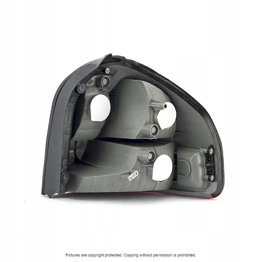 Baklamper Hyundai Santa Fe 01-06 sett bakfra med grå plast, hvite dekklokk og synlige festeskruer.