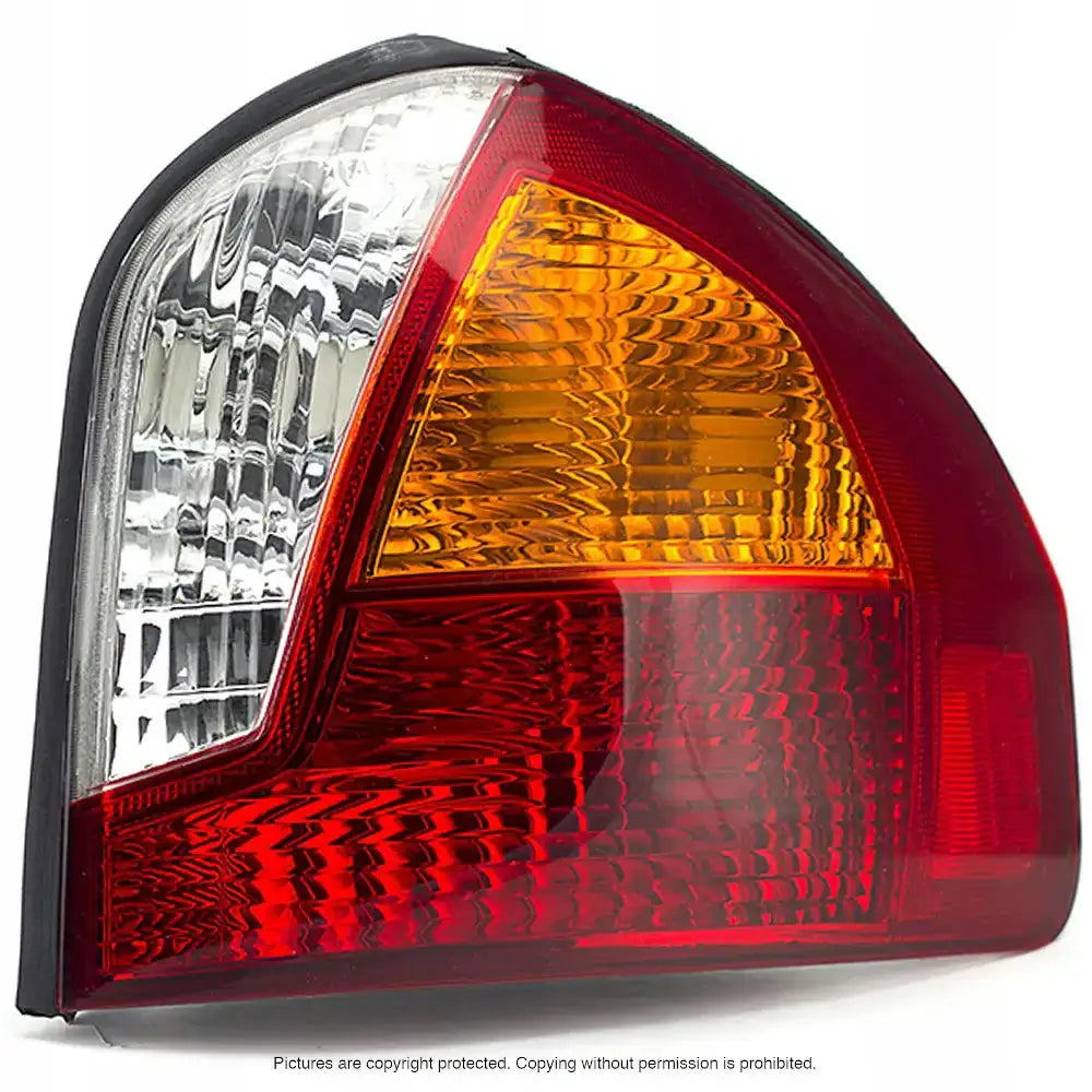 Baklykt Hyundai Santa Fe 01-06 med klare, røde og oransje felt, sett fra skrå vinkel mot hvit bakgrunn.