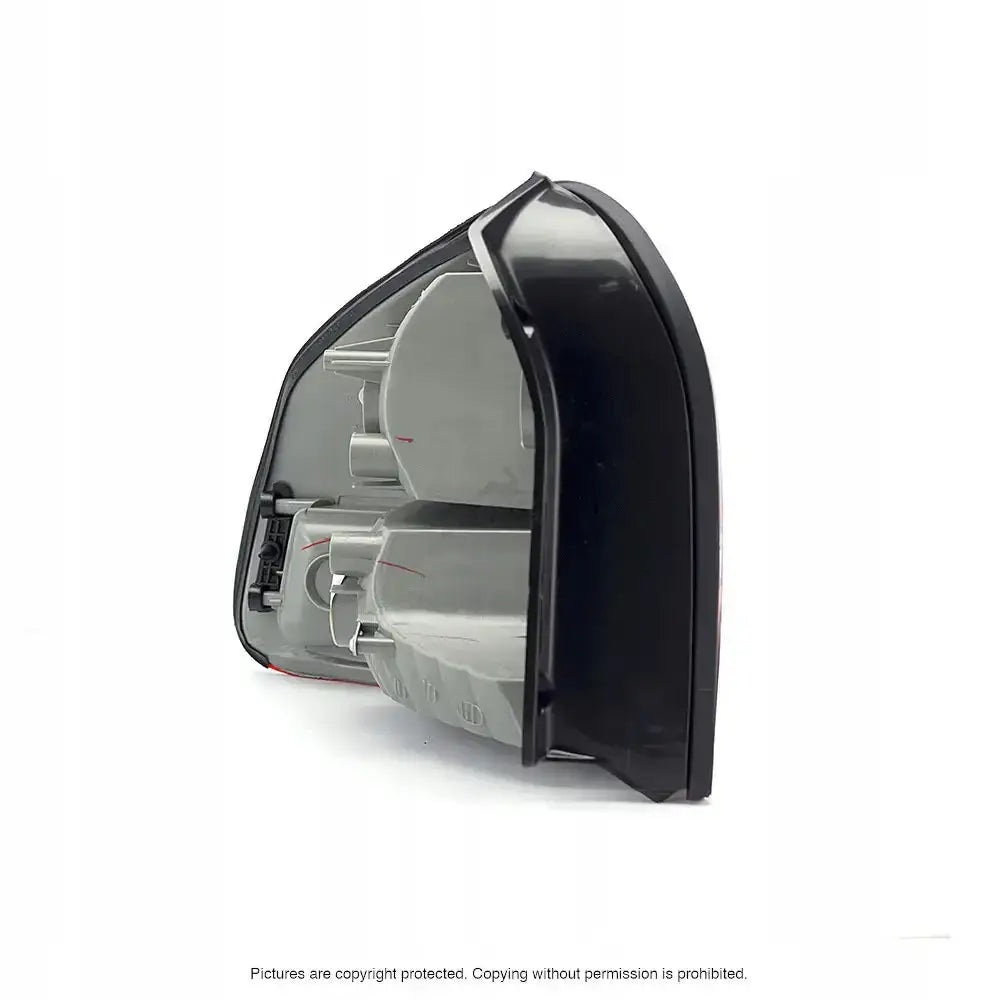 Baklamper Hyundai Santa Fe 01-06 sett fra siden med synlige monteringspunkter og detaljer på innsiden.