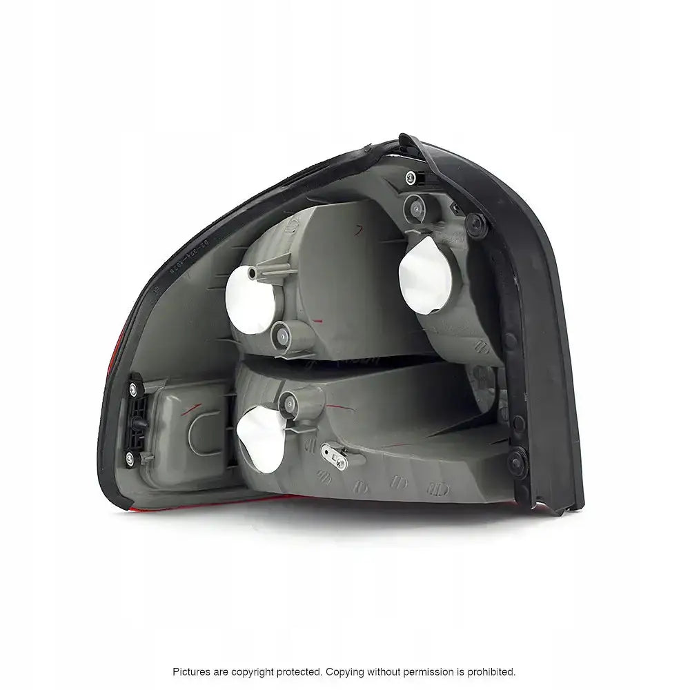 Baklykter Hyundai Santa Fe 01-06 sett bakfra med grå plast, hvite deksler og sorte detaljer.