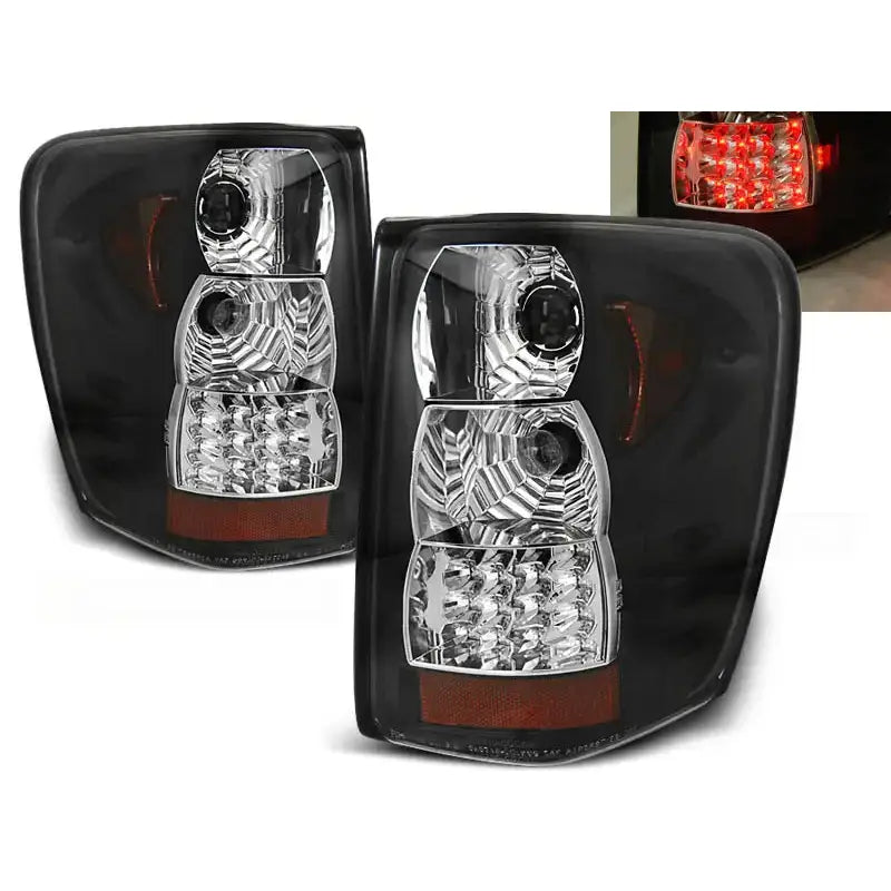 Baklykter Jeep Grand Cherokee 99-05 Black Led med klart glass og mørk ramme, sett forfra i skrå vinkel.