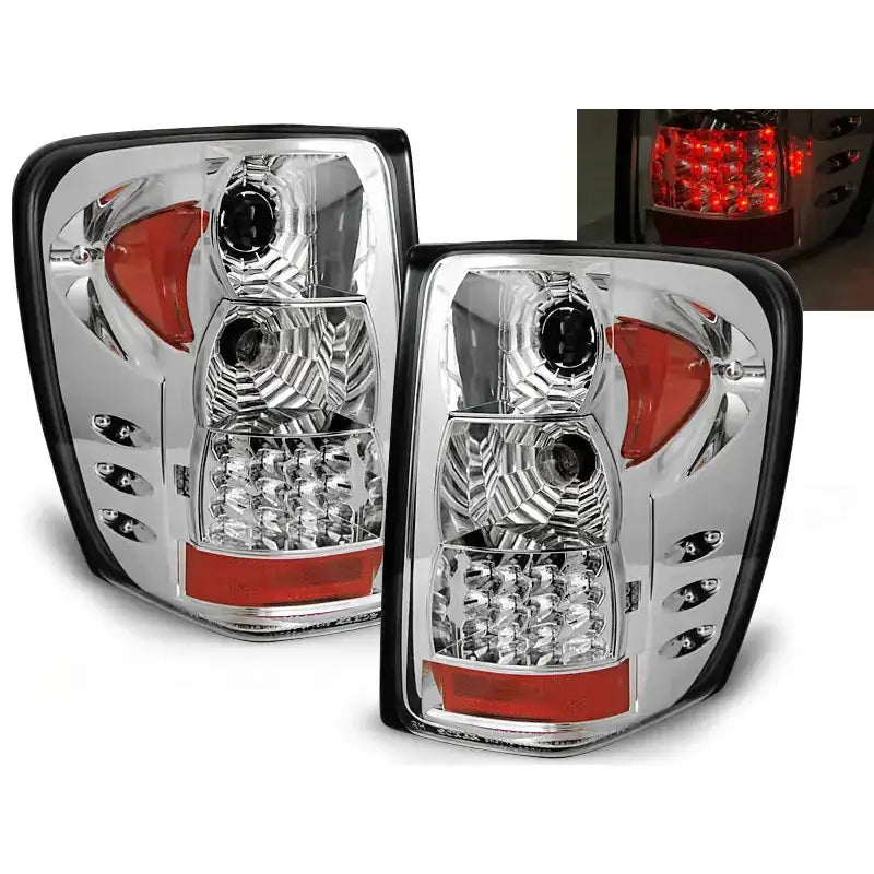 Baklykter Jeep Grand Cherokee 99-05 i chrome med røde og hvite LED-felt, vist fra skrå vinkel.
