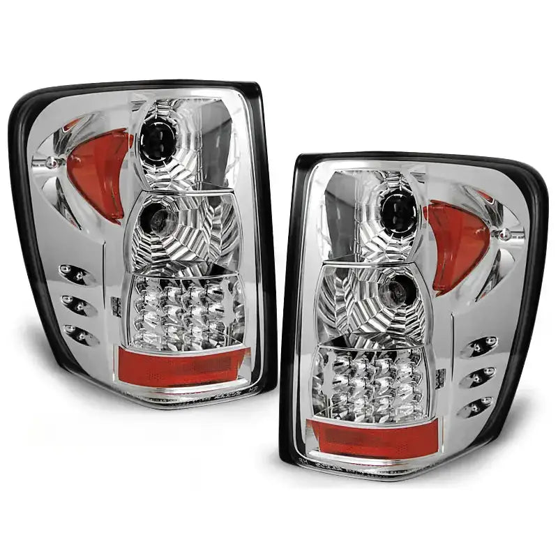 Baklykt Jeep Grand Cherokee 99-05 Chrome LED med klart og rødt flersegmentert design, sett skrått forfra.