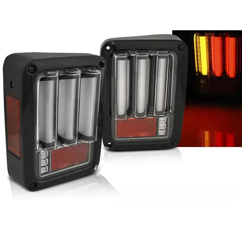 Baklykter Jeep Wrangler JK 07-18 LED Bar Black med tre vertikale LED-rør og rød refleks, vist tent og slukket.