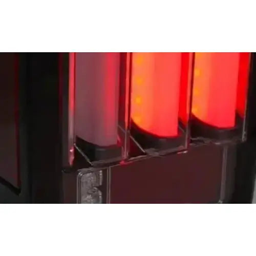 Baklys Jeep Wrangler JK 07-18 LED bar, nærbilde av røde sylindere med gjennomsiktig plast.