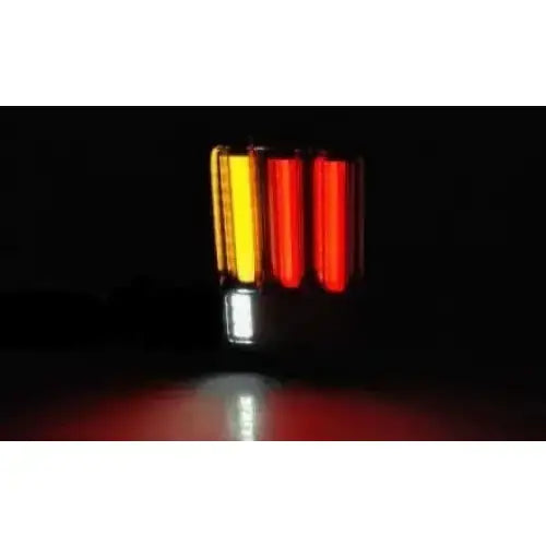 Baklykter Jeep Wrangler JK 07-18 LED Bar Black med gule, røde og hvite lysstriper i mørket.