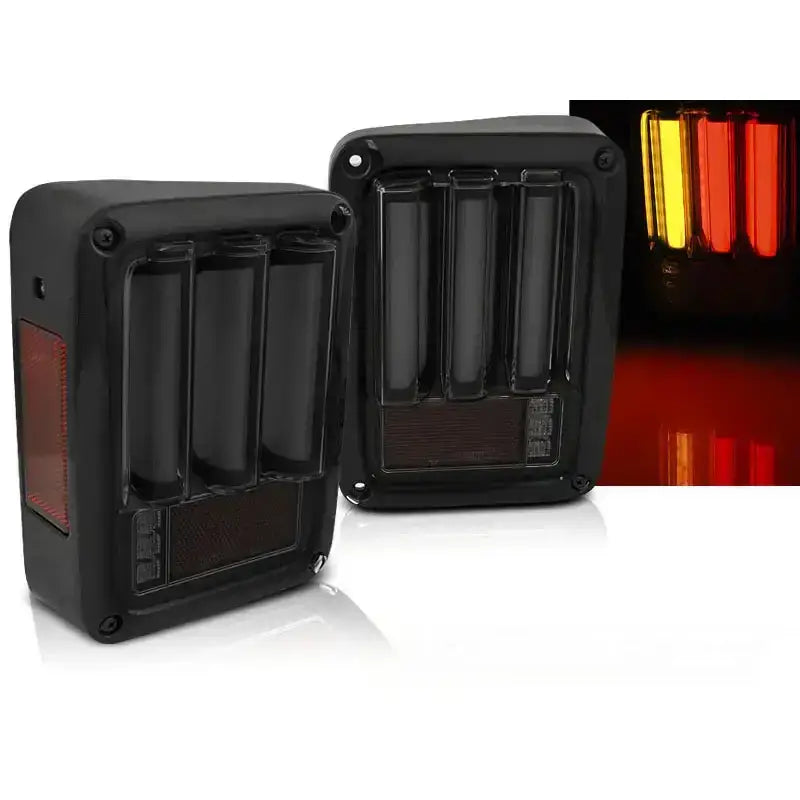 Baklykter Jeep Wrangler JK 07-18 LED Bar i smoke black, vist forfra mot hvit bakgrunn.