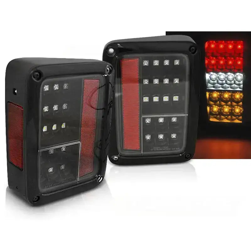 Baklykter Jeep Wrangler JK 07-18 LED Black, to svarte rektangulære lykter med røde reflekspaneler.