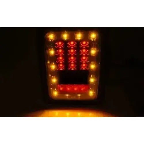 Baklykt Jeep Wrangler JK LED svart med gule kanter og røde rader sett forfra.