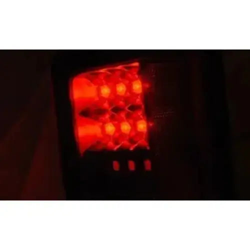 Baklys Jeep Wrangler JK 07-18 LED med rektangulært mønster sett forfra i mørket.