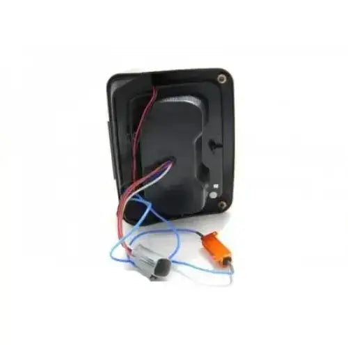 Baklamper Jeep Wrangler JK LED svart bakplate med synlige ledninger, oransje kobling og grå kontakt.