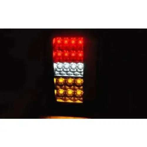 Baklamper Jeep Wrangler JK 07-18 LED black med tre fargede rader tent i mørket.