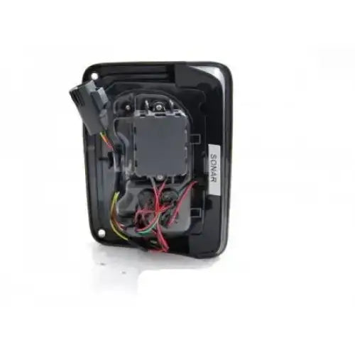 Baklykter Jeep Wrangler JK LED Black sett bakfra med synlige ledninger og SONAR-merkelapp.