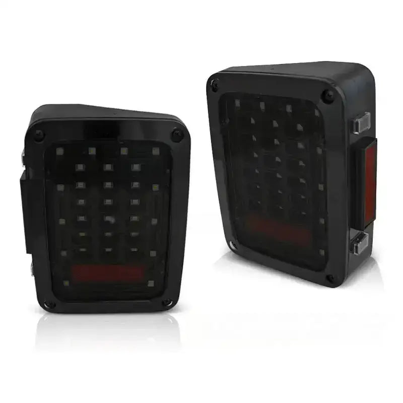 Baklykter Jeep Wrangler JK LED smoke, to svarte lys med mørk front og synlige lyspunkter.