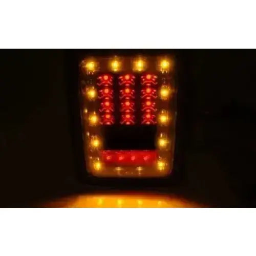 Baklykt Jeep Wrangler JK 07-18 LED Smoke vist forfra med gule kanter og tre rader røde lys.