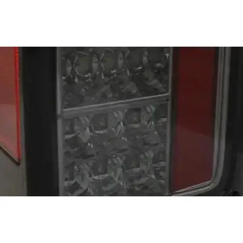 Baklykt Jeep Wrangler JK 07-18 LED Smoke med klart og rødt felt og strukturert reflektormønster.