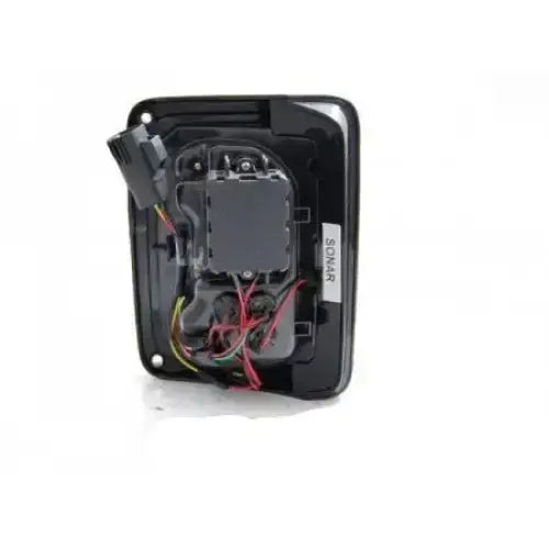 Baklykter Jeep Wrangler JK 07-18 LED smoke med synlig kabelkontakt og SONAR-etikett bakfra og fra siden.