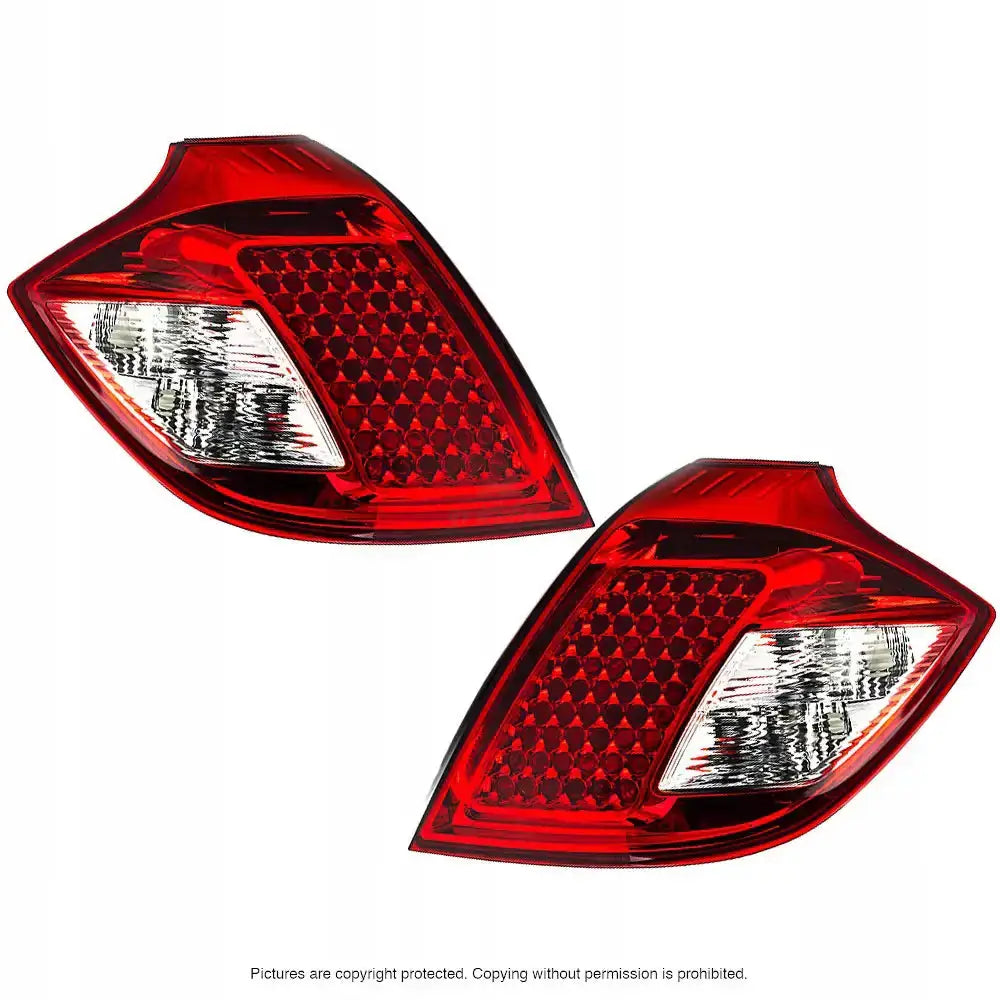 Baklykter Kia Ceed 06-12 PY21W, røde med klare felt, sett fra skrå vinkel mot hvit bakgrunn.