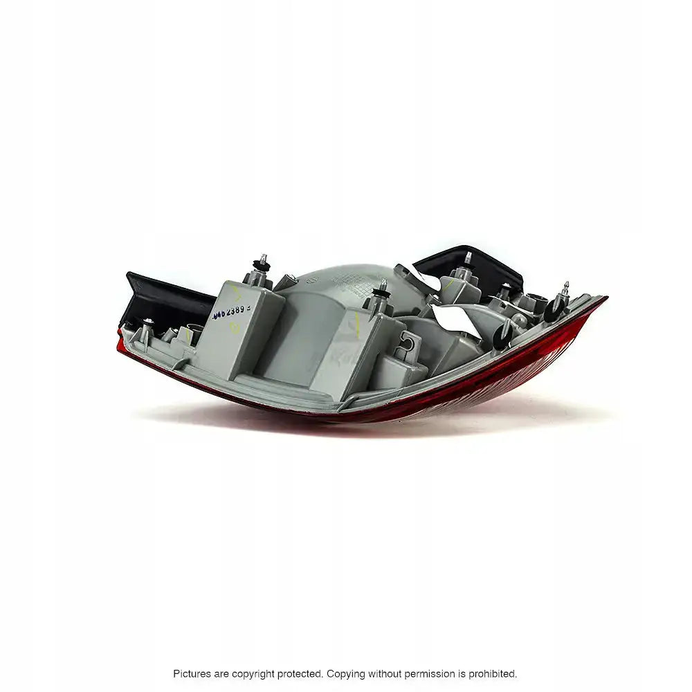 Baklys Kia Ceed 06-12 PY21W bakside med synlige festepunkter og ledningstilkoblinger.