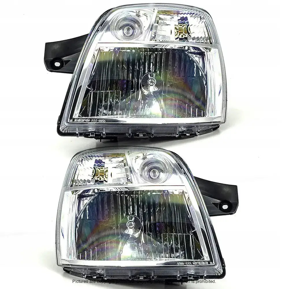 Baklykter Kia Picanto 04-08 H4 sett forfra med klart glass og sorte detaljer mot hvit bakgrunn.