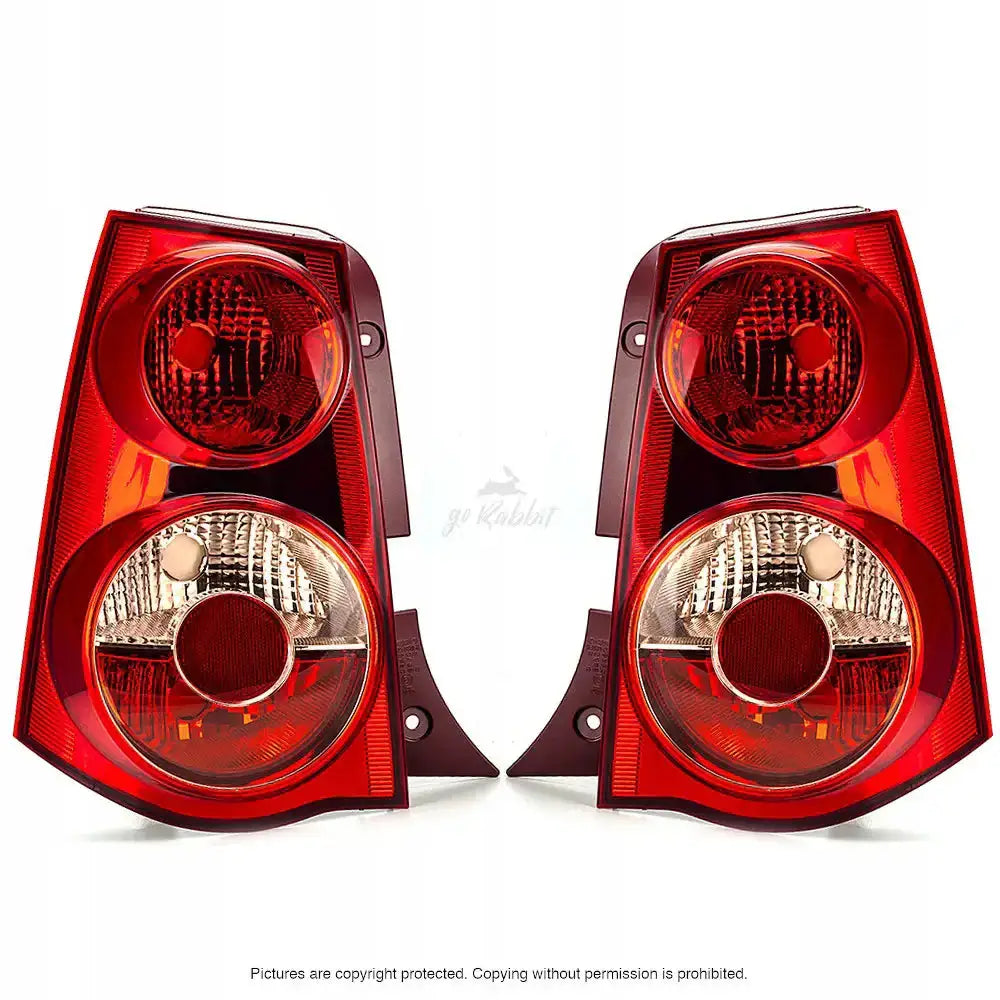 Baklykter Kia Picanto 04-08 med sirkulære lysdelere og reflektorer, sett forfra mot hvit bakgrunn.