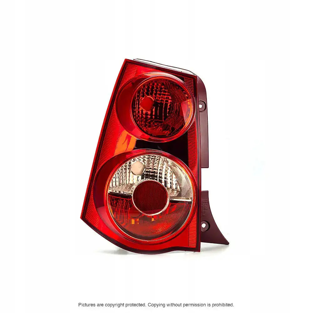 Baklykt Kia Picanto 04-08 med to runde lysfelt og kromdetaljer, sett forfra.