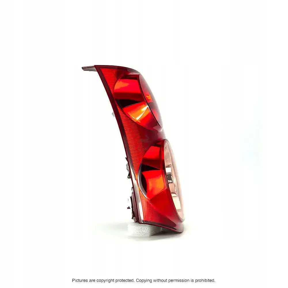 Baklamper Kia Picanto 04-08 P21W sett fra siden med rødt plastdeksel og klare reflektordetaljer.