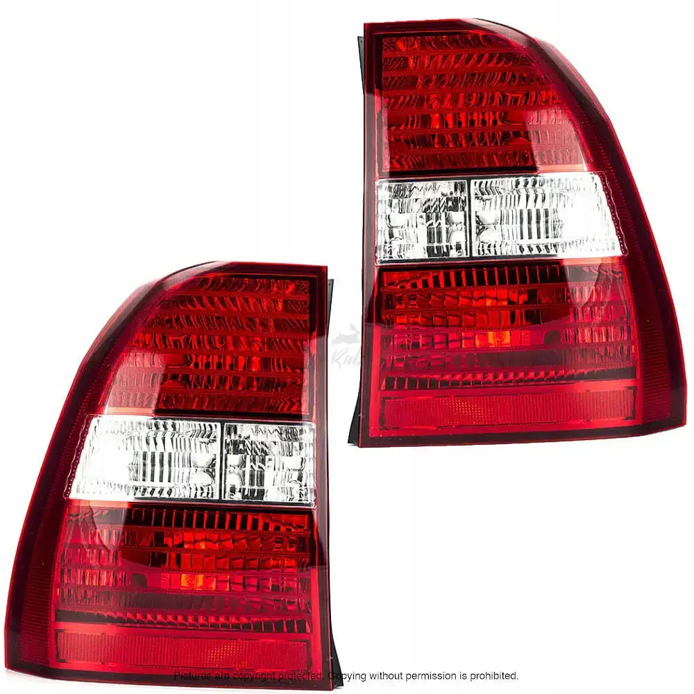 Baklykter Kia Sportage II 04-08, to baklys i rød og klar plast sett fra skrå vinkel.