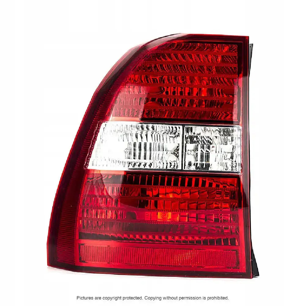 Baklykt Kia Sportage II 04-08 sett forfra med rød og klar plast og rillede detaljer.