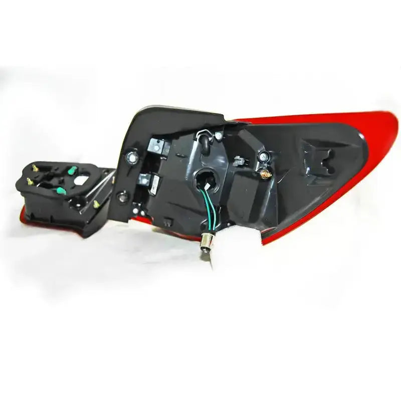 Baklys Kia Sportage III LED bakdel med røde kanter, sorte detaljer og synlige ledninger.