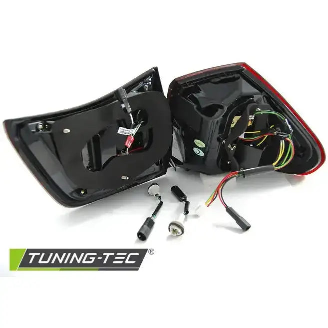 Baklykt Kia Sportage III LED baklys sett, bakside med ledningsnett og kontakter på hvit bakgrunn.