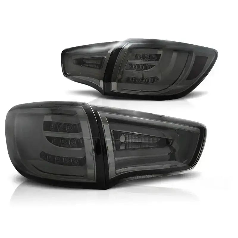 Baklykt Kia Sportage III 10-14 med sotet LED Bar, sett fra skrå vinkel som viser front og side.