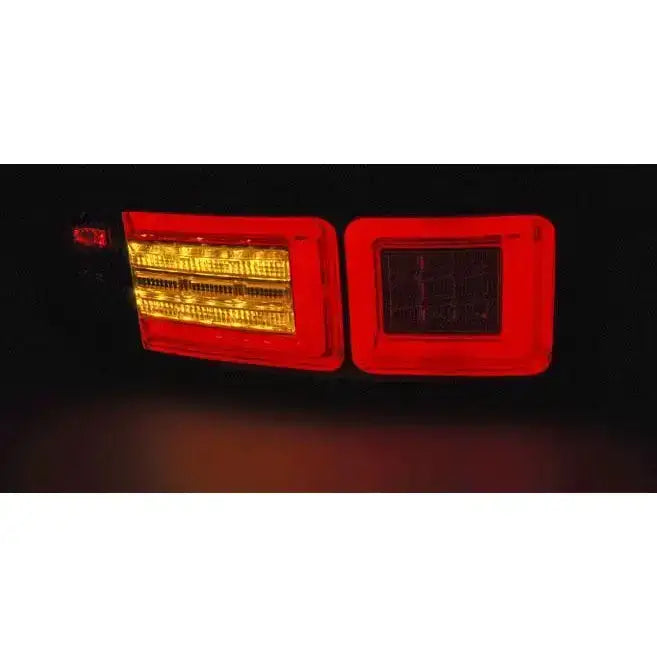 Baklys Land Rover Range Rover Evoque 11- Black Led med røde og gule LED-elementer sett bakfra i mørket.