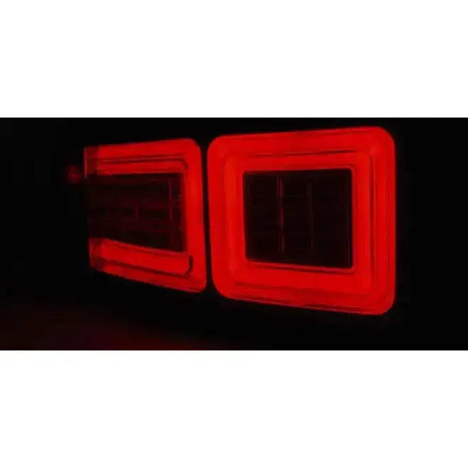 Baklamper Land Rover Range Rover Evoque 11- Black Led, røde kvadratiske lykter sett skrått mot mørk bakgrunn.