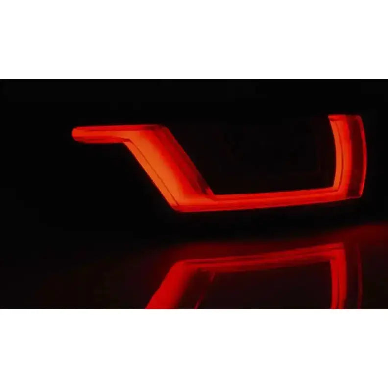 Baklys Land Rover Range Rover Evoque LED med moderne design og rød belysning i mørket.