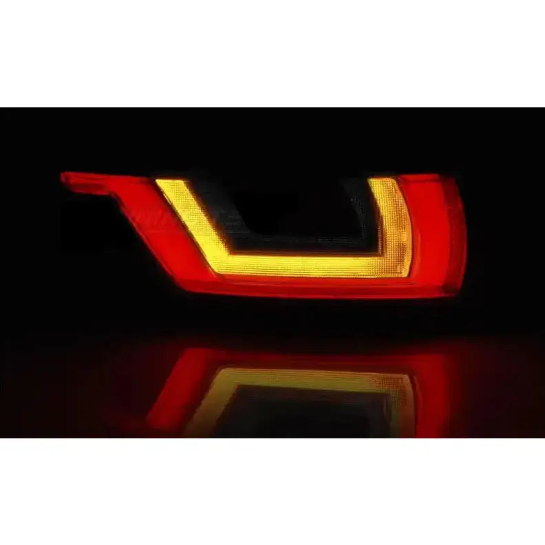 Baklamper Land Rover Range Rover Evoque LED med rød og gul belysning, sett fra skrå vinkel.